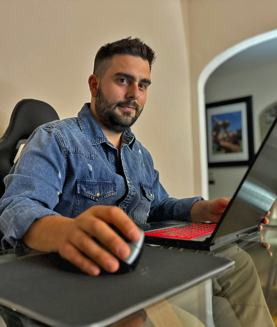 web designer con computer portatile alla scrivania