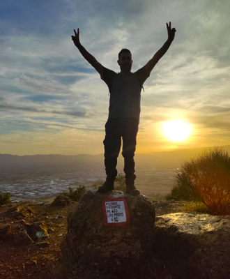 web designer che fa trekking a Prato